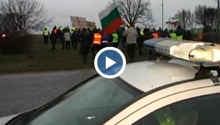 Протестиращи за 6-ти ден блокират пътя Русе - София, искат среща с Орешарски