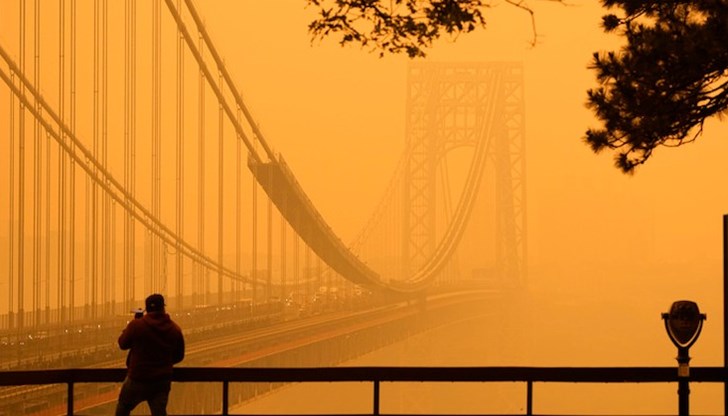 Много жители на Ню Йорк си сложиха маски и побързаха да се снабдят с пречистватели за въздух