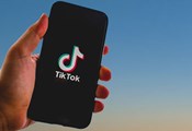 5 трика за TikTok видеоклипове, които можете да направите само със стойка за телефон