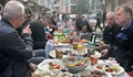Съседи си устроиха пиршество на улица в Бургас