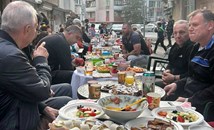 Съседи си устроиха пиршество на улица в Бургас