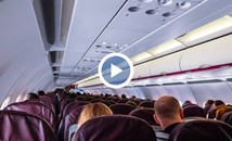 Спипаха жена в багажното отделение над седалките в самолет