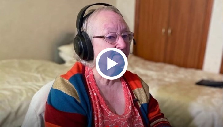Възрастната жена играе Fortnite