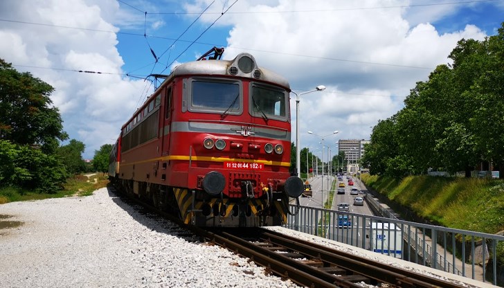 Близо час пътниците престояха на гарите между Ветово и Сеново