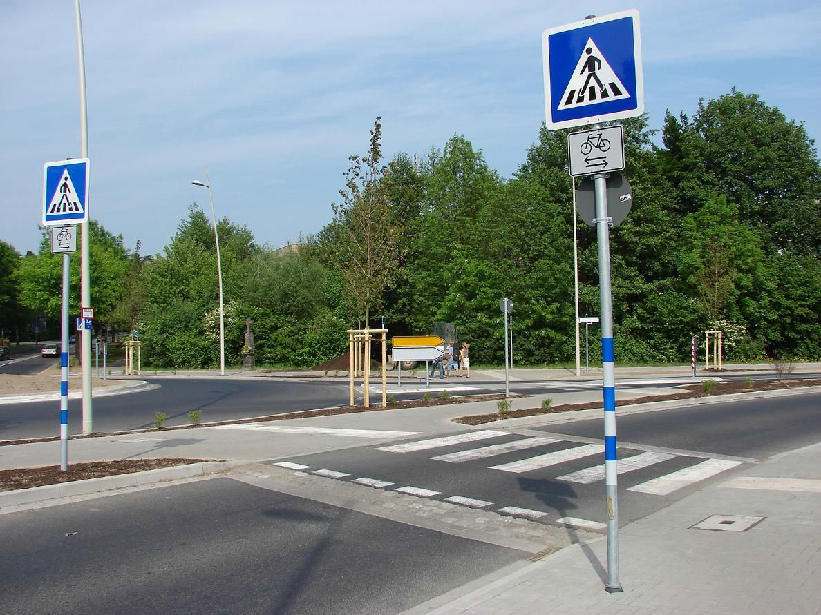 Знаци от двете страни пред пешеходна пътека на светлоотразителни стълбове