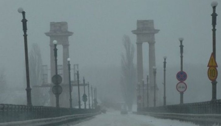 Аварирал ТИР затвори Дунав мост