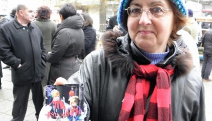 Гордата баба Елена с радост броила три лева и си купила фотографията с любимите й внучета върху продукт Гордата баба Елена с радост броила три лева и си купила фотографията с любимите й внучета върху продукт