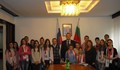 Ученици от СОУ "Възраждане" гостуваха на Руското консулство по случай Баба Марта