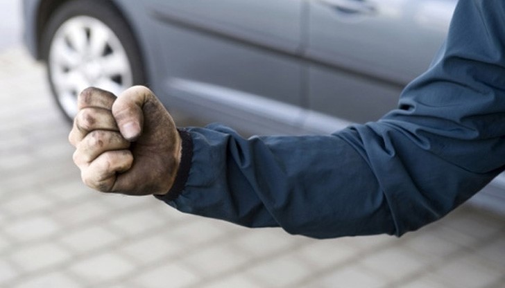 Гневен шофьор преби пешеходец в кв. "Родина"