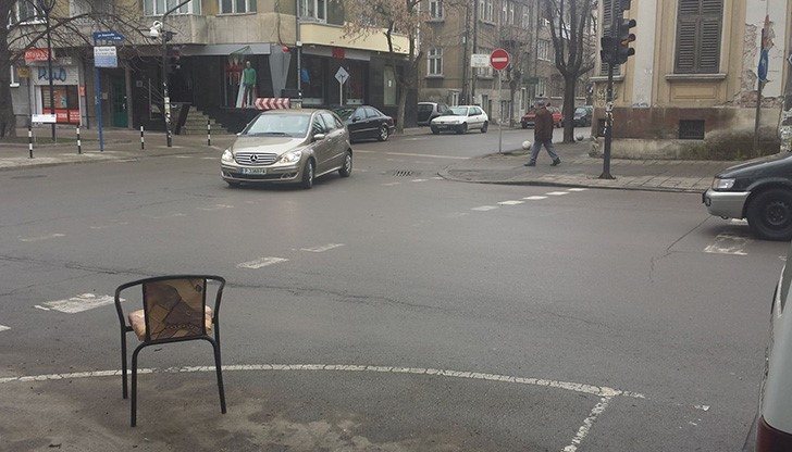 Стол пази паркомясто на кръстовище по ул. "Борисова"