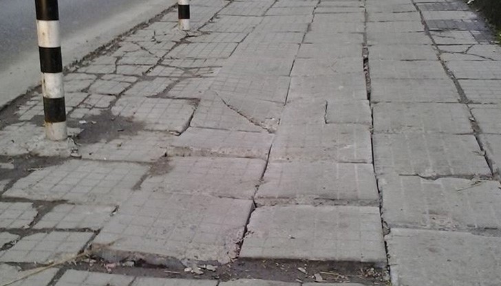 "Подвижни" плочки в центъра на Русе крият изненади