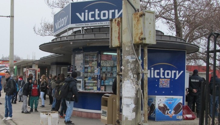 Събарят емблематичната за Русе стъклена будка Събарят емблематичната за Русе стъклена будка