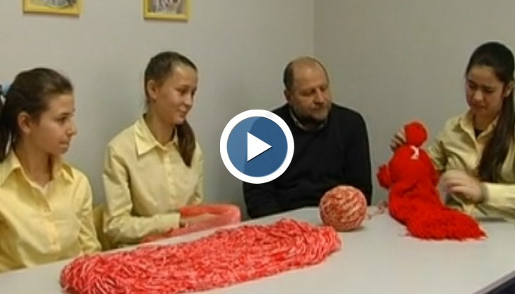Русенски ученички се борят за рекорд за най-дълга мартеница в света