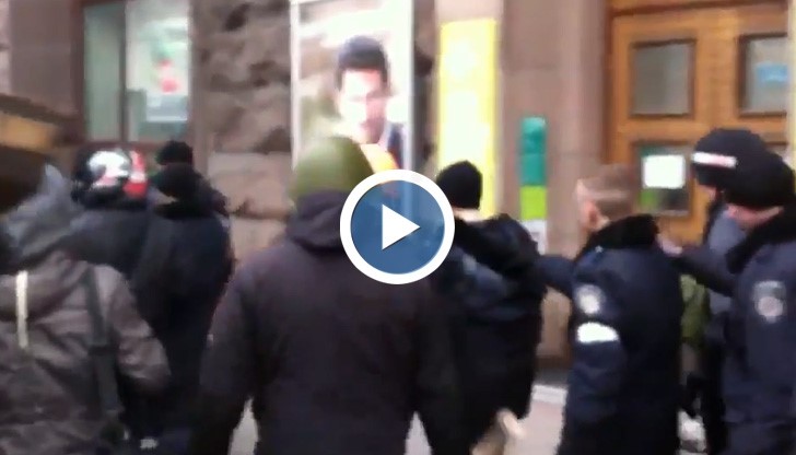 Киевската милиция се предаде в ръцете на протестиращите