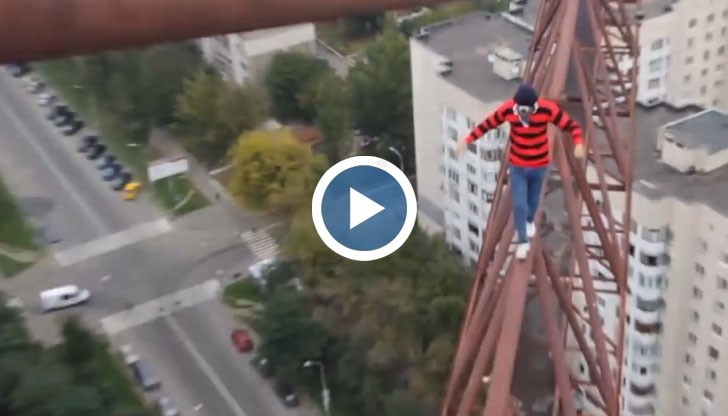 Украинец изкачва строителен кран, висок 50 метра!