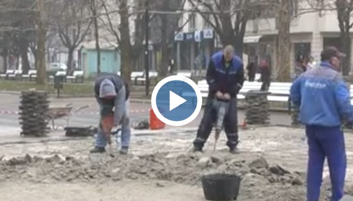 Площадът на Русе заприлича на бойно поле