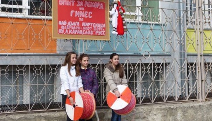 Геодезисти мерят русенската мартеница, която се бори за рекорд