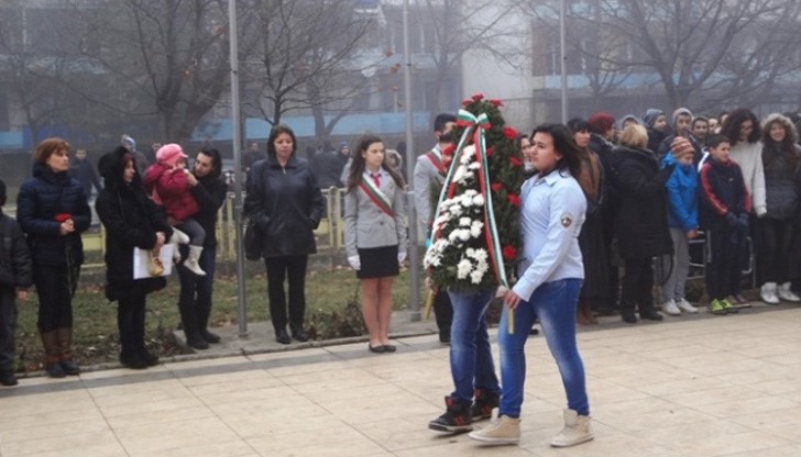 Ученици на най-голямото училище в региона почетоха паметта на Левски