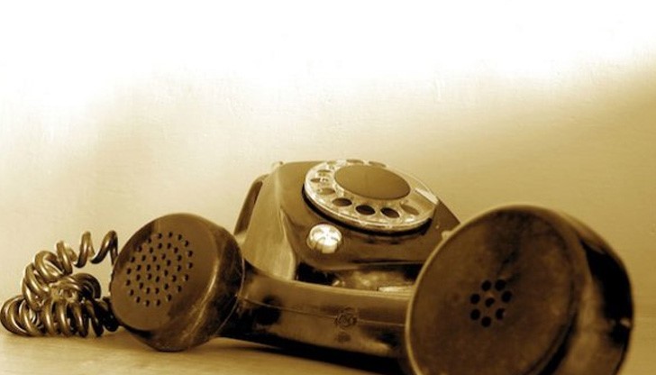 Възрастна жена брои 400 лв. на "Ало" измамници в кв. "Родина" Възрастна жена брои 400 лв. на "Ало" измамници в кв. "Родина"