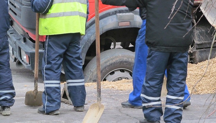 Дупка глътна камион на бул. "Цар Освободител"