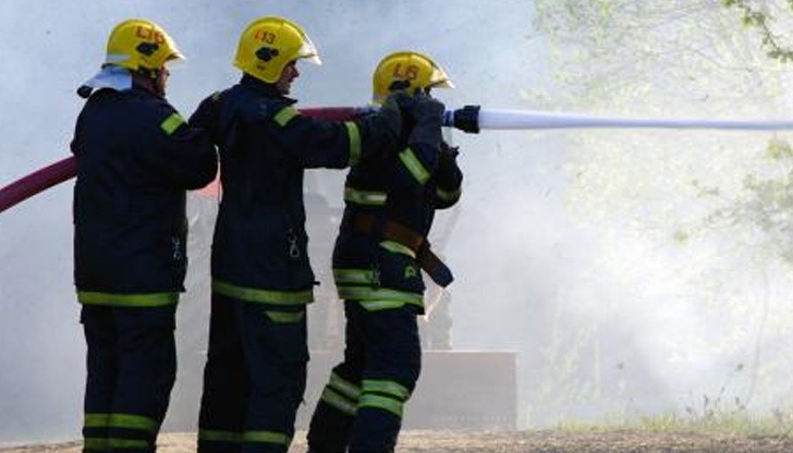"Рено" горя до паркинга на "Кауфланд" по бул. "Христо Ботев" "Рено" горя до паркинга на "Кауфланд" по бул. "Христо Ботев"