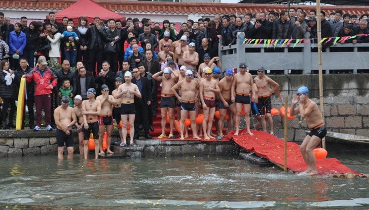 Наказаха индустриалци да плуват в отровена от тях река