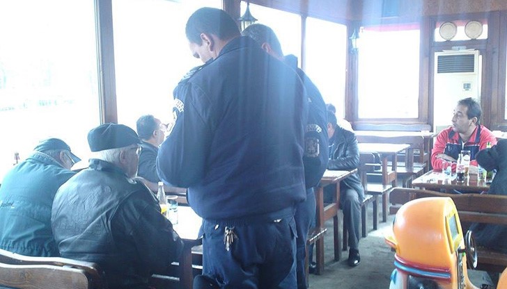 За първи път глобиха пушачи в заведение в Русе За първи път глобиха пушачи в заведение в Русе