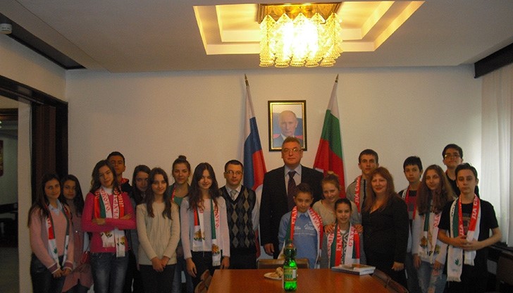 Ученици от СОУ "Възраждане" гостуваха на Руското консулство по случай Баба Марта