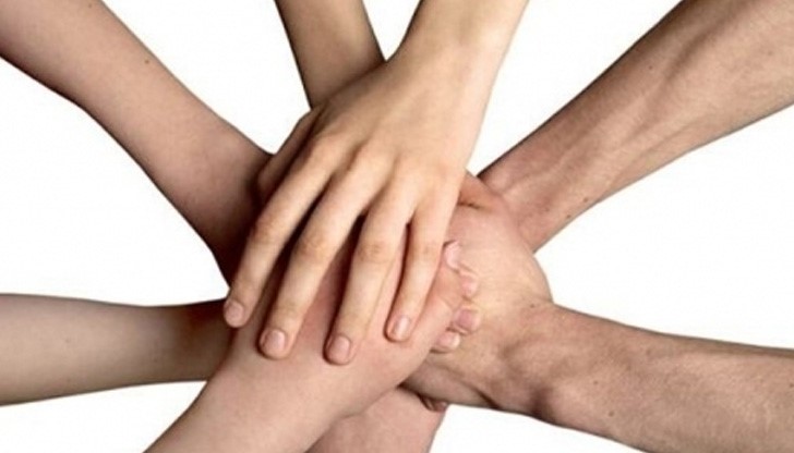 Абитуриенти даряват парите за бала на болни деца Абитуриенти даряват парите за бала на болни деца