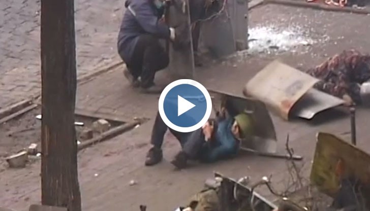 Видео показва как стрелят по хора по улиците на Киев