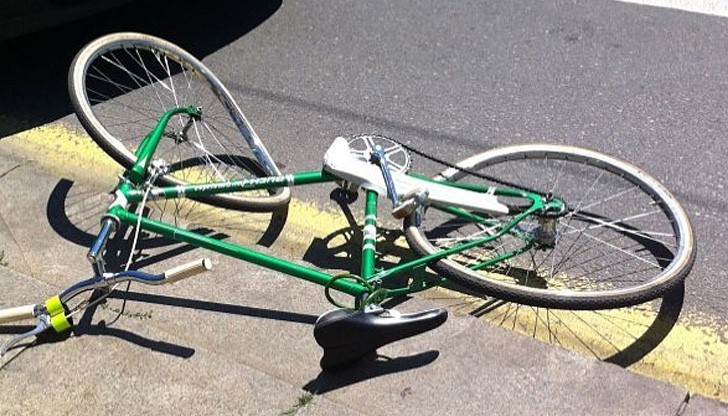 Кола блъсна велосипедист в кв. "Възраждане"