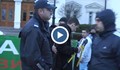 Полицията задържа протестиращ с градинарска ножица, но той им .....избяга