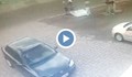 Ударен от камион велосипедист пада върху матрак