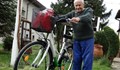 101-годишен дядо върти педалите