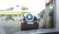 Вижте какво направи тази мацка на бензиностанция!
