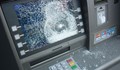Пияница помля банкомат с паве, защото му глътнал картата