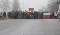 Министър Искра Михайлова се среща с протестиращите за канализация русенци