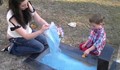 Детенце на три години играе с мъртвото си братче върху гроба му