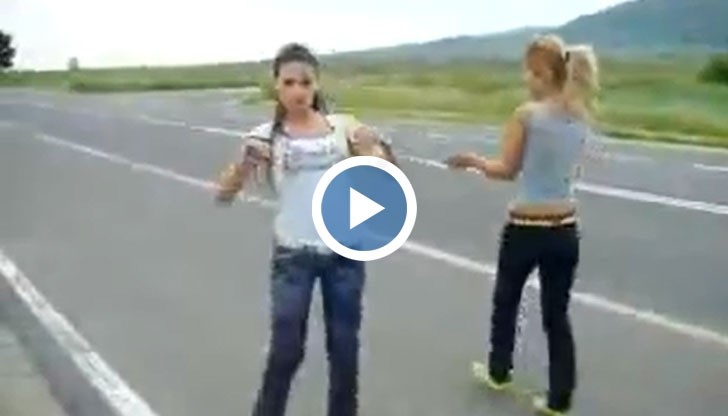 Made in Bulgaria: Уникален танц на две български момичета на пътното платно