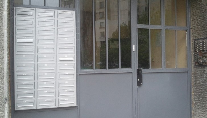 Крадци задигнаха пари от портомне и го захвърлиха в пощенска кутия