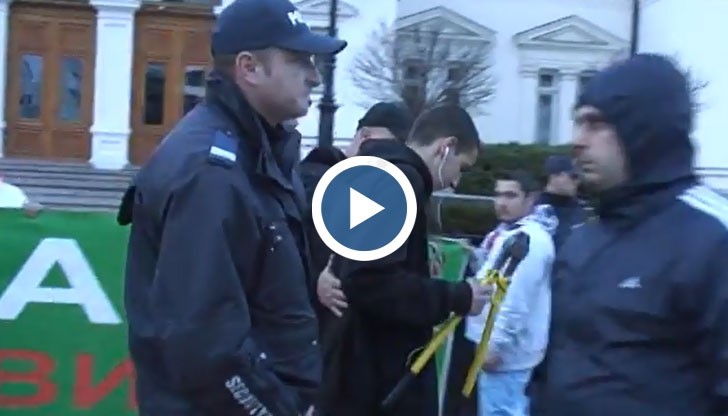 Полицията задържа протестиращ с градинарска ножица, но той им .....избяга