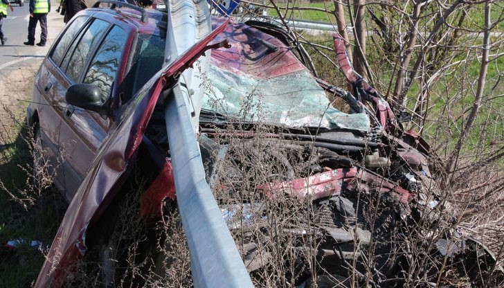 Колата на заспал шофьор - смачкана до неузнаваемост след зверска катастрофа