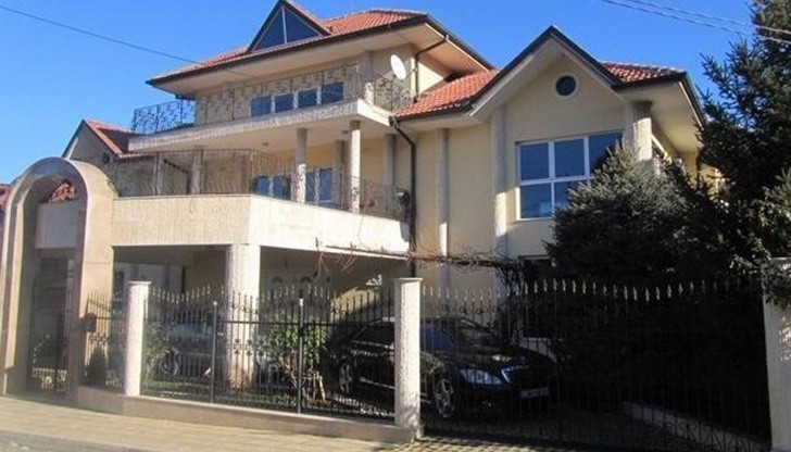 Сарай с басейн и осем спални продават в „Родина"