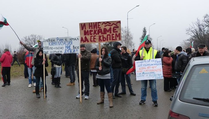 Жителите на "Средна кула" и "Долапите" посрещнаха 3-ти март на пътя
