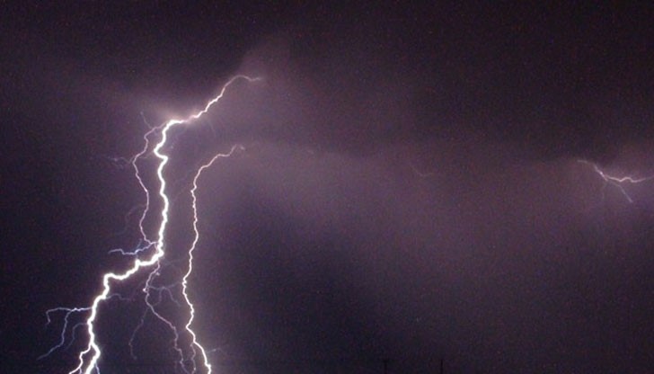 Мълния изпепели спалня, съпрузите оцеляха на косъм