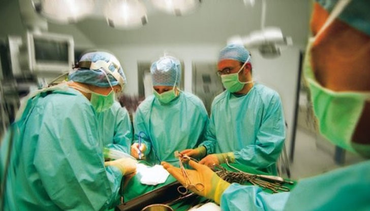 Лекари извадиха 10-сантиметров тумор без капка кръв Лекари извадиха 10-сантиметров тумор без капка кръв