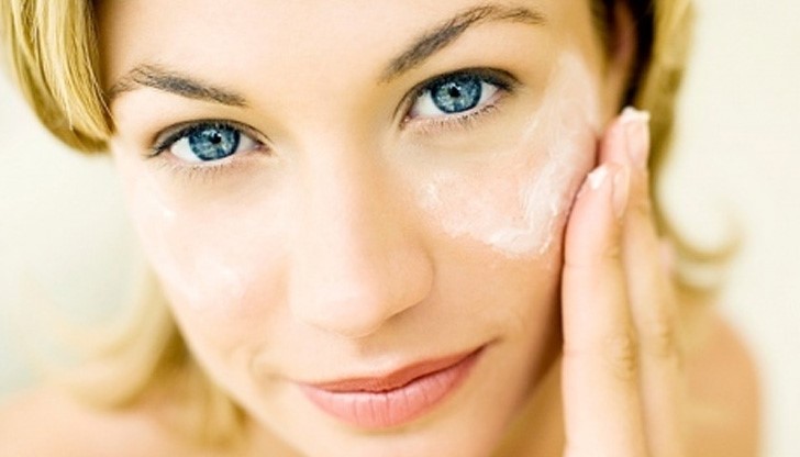 Баба се подмладява с редовни маски от семенна течност Баба се подмладява с редовни маски от семенна течност