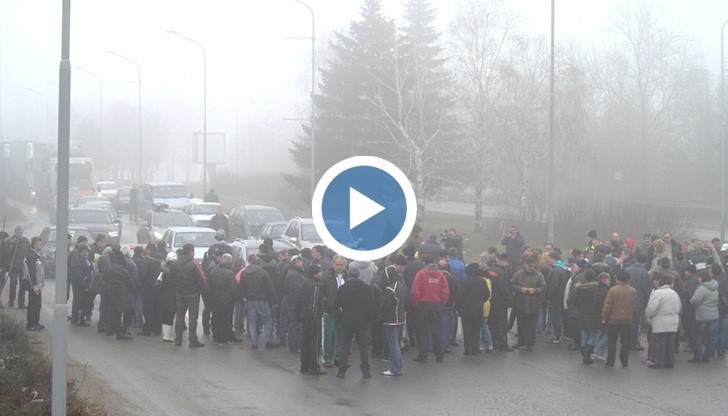 "Средна кула" и "Долапите" блокира пътя за София, искат канализация
