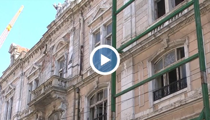 Архитектурен паметник в центъра на Русе се руши заради безхаберие