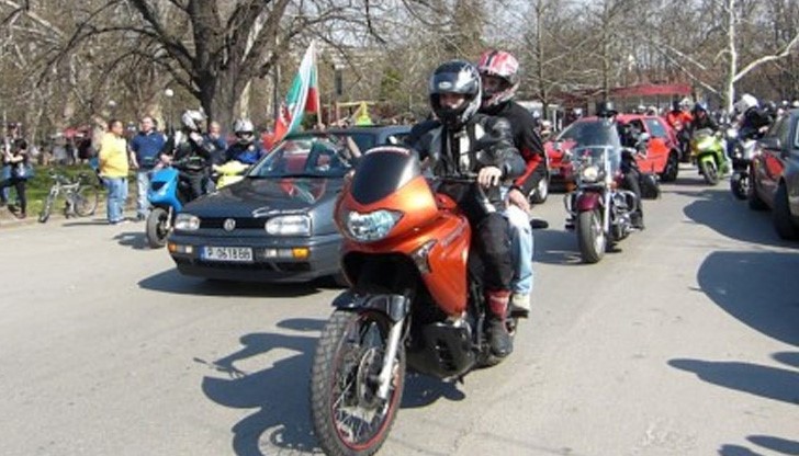 Рокер в расо отслужи молебен за безавариен мотосезон в Русе